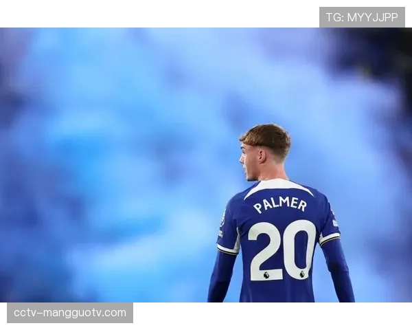 特写镜头:波切蒂诺在丢球后迅速向场内球员打出变阵手势